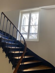 Escalier et fenêtre une fois la rénovation de la cage d'escalier fini