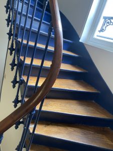 Marches de l'escalier à la fin de la rénovation de la cage d'escalier 