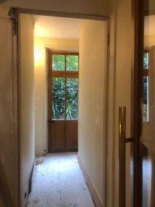 Couloir menant à l'ascenseur au début du chantier de rénovation