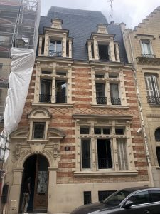 Façade de l'hôtel particulier pendant la rénovation